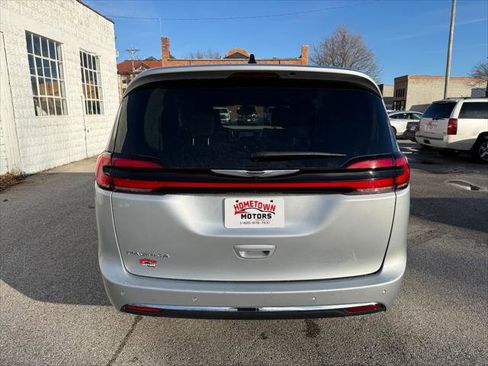Certified 2024 Chrysler Pacifica Touring-L image 11