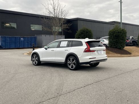 Used 2025 Volvo V60 B5 Cross Country Plus image 17