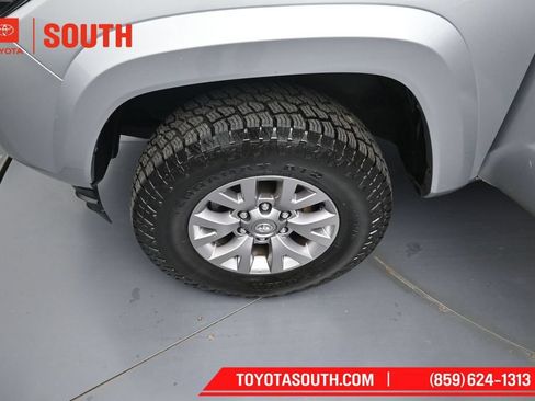 Used 2016 Toyota Tacoma SR5 AWD/4WD image 32