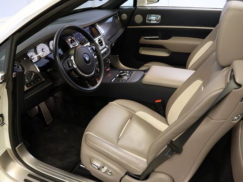 Used 2020 Rolls-Royce Dawn image 12