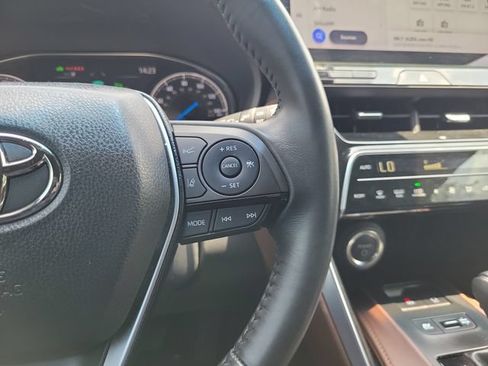 Used 2024 Toyota Venza XLE AWD/4WD image 15