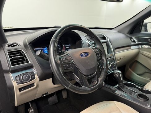 Used 2018 Ford Explorer Limited image 16