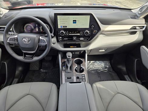 Used 2025 Toyota Highlander Limited AWD/4WD image 14