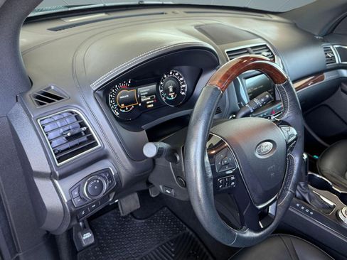 Used 2018 Ford Explorer Platinum AWD/4WD image 4