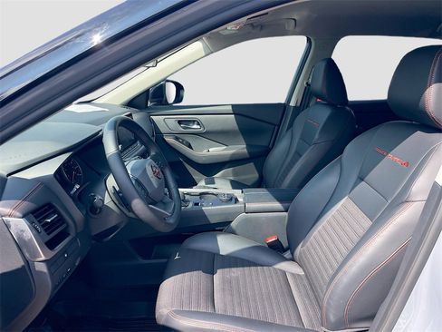 Used 2025 Nissan Rogue SV image 10