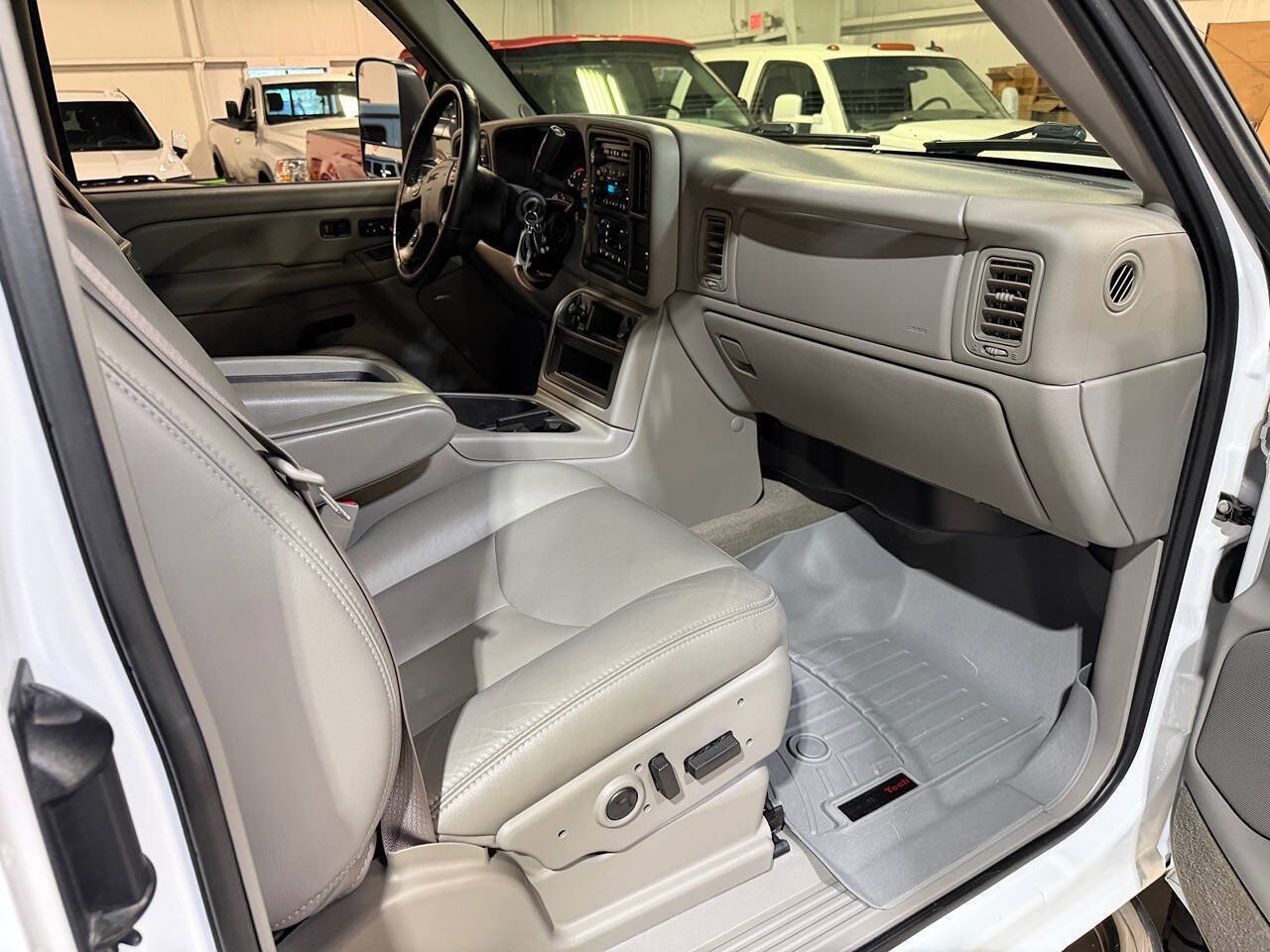 Used 2005 GMC Sierra 2500 SLT w/ Heavy-Duty Power Package AWD/4WD image 18
