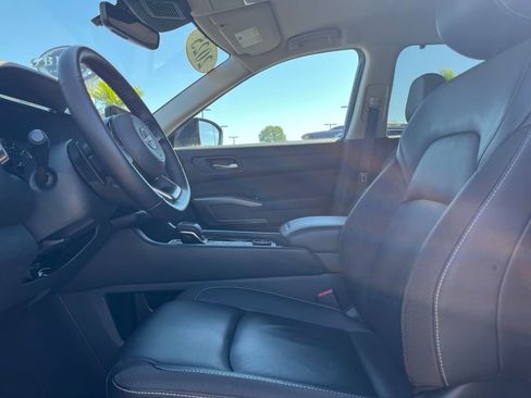 Used 2025 Nissan Pathfinder SL AWD/4WD image 4