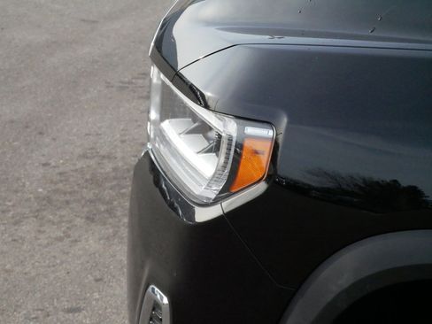 Used 2023 GMC Acadia SLT w/ Preferred Package image 16