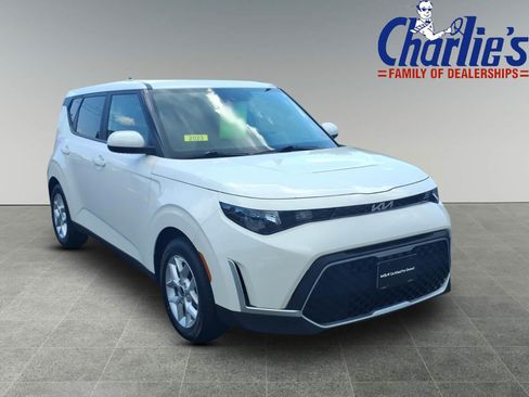Used 2023 Kia Soul LX w/ LX Technology Package FWD image 3