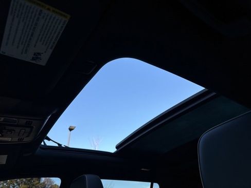 Used 2021 GMC Yukon SLT w/ SLT Premium Package image 24