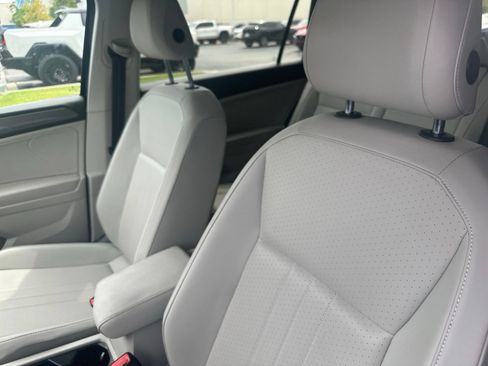 Used 2023 Volkswagen Tiguan SE w/ Panoramic Sunroof Package FWD image 10
