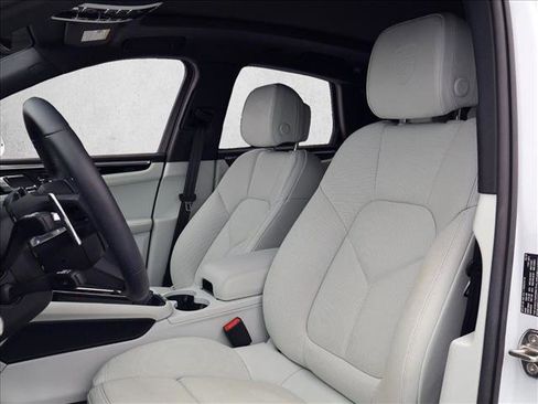 Certified 2025 Porsche Macan AWD/4WD image 5