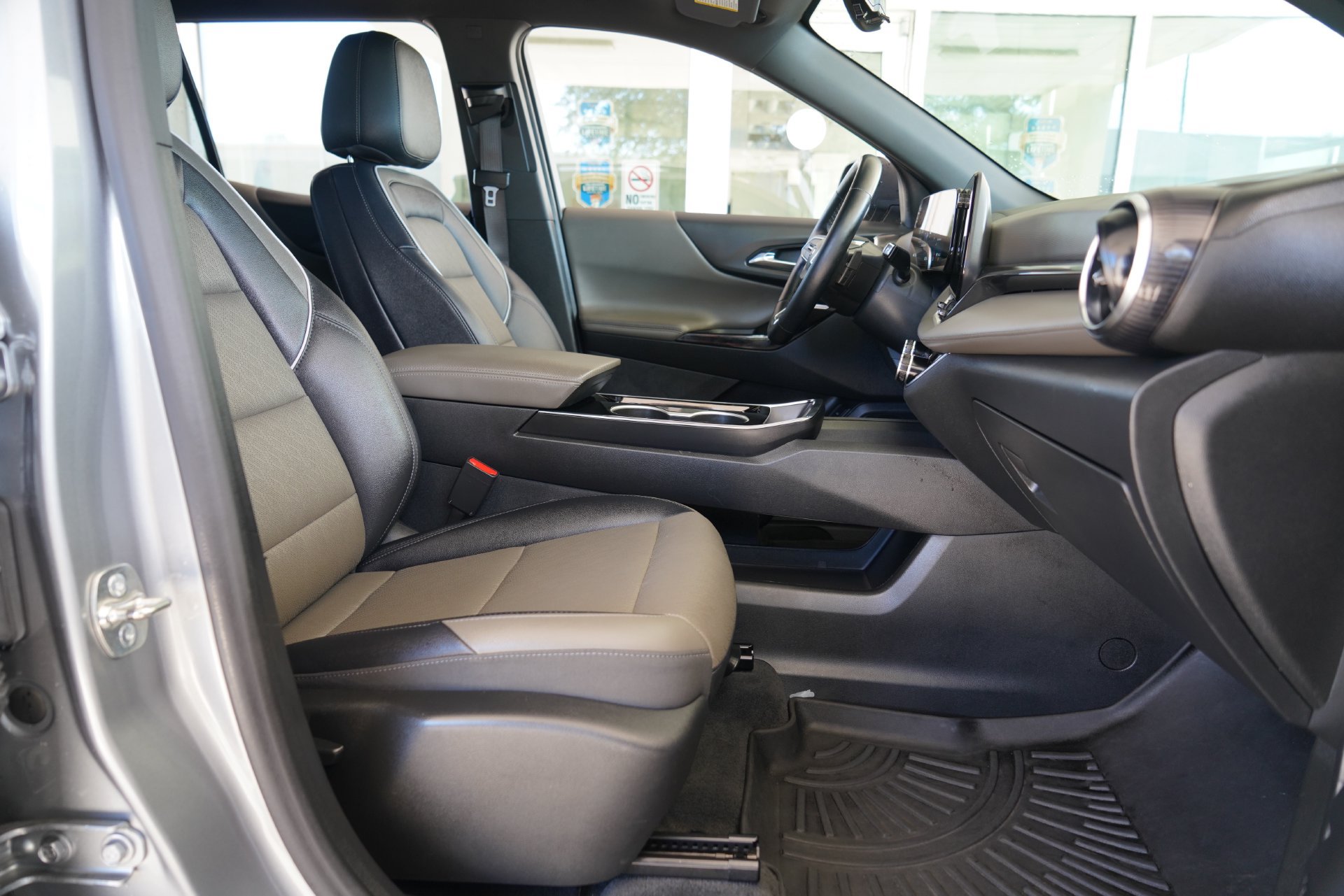 Used 2025 Chevrolet Equinox LT w/ Convenience Package II FWD image 23