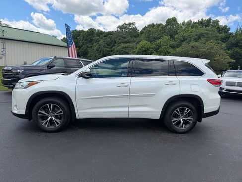 Used 2017 Toyota Highlander LE AWD/4WD image 8