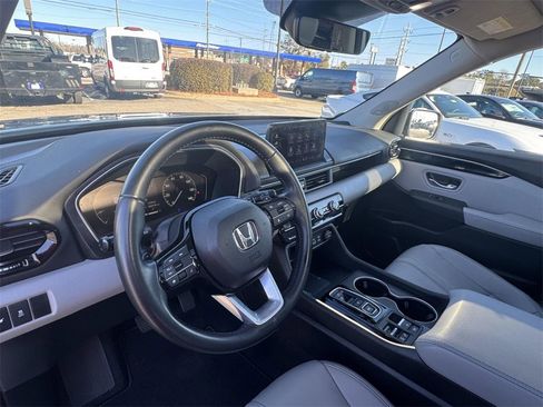 Used 2023 Honda Pilot Touring image 13