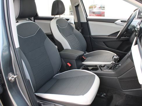 Certified 2025 Volkswagen Taos SE AWD/4WD image 26