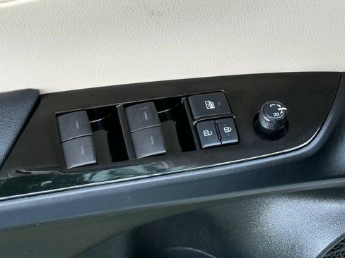 Used 2019 Toyota Prius LE FWD image 12