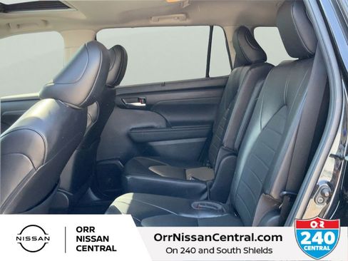 Used 2022 Toyota Highlander XLE AWD/4WD image 14