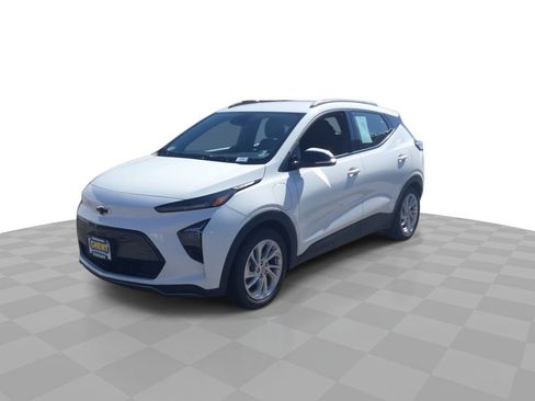 Used 2023 Chevrolet Bolt EUV LT w/ Comfort Package image 4