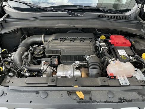 Used 2023 Jeep Renegade Latitude AWD/4WD image 25