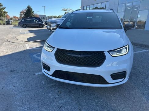 New 2026 Chrysler Pacifica Select image 10