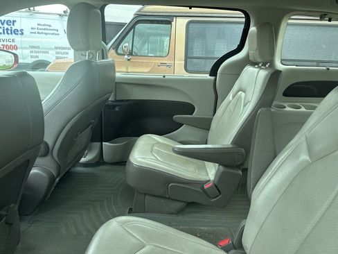 Used 2019 Chrysler Pacifica Touring-L FWD image 16
