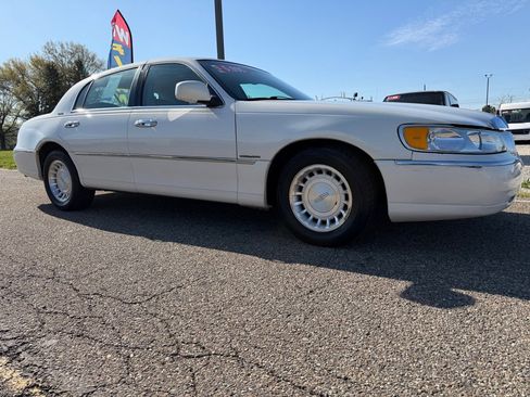 Used 2001 Lincoln Town Car Executive RWD image 1