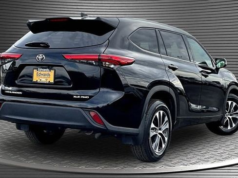Used 2022 Toyota Highlander XLE AWD/4WD image 6
