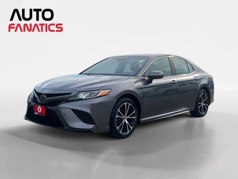 Used 2019 Toyota Camry SE FWD image 1