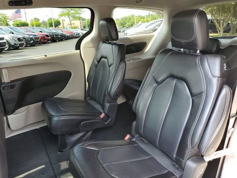 Used 2023 Chrysler Pacifica Touring-L FWD image 10