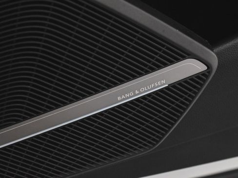 Used 2025 Audi SQ5 Premium Plus w/ Premium Plus Package image 9