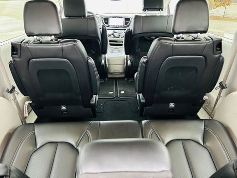 Used 2023 Chrysler Pacifica Touring-L image 29