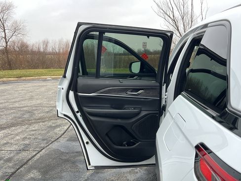 Used 2024 Jeep Grand Cherokee Limited w/ Luxury Tech Group II image 36