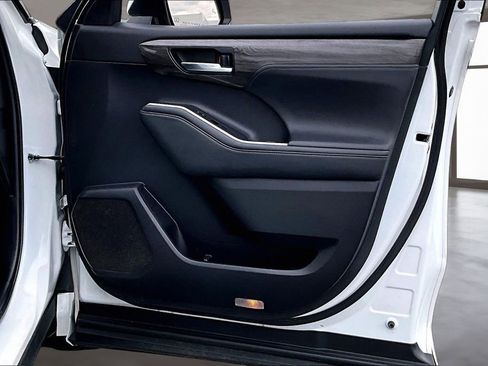 Used 2022 Toyota Highlander Limited image 24