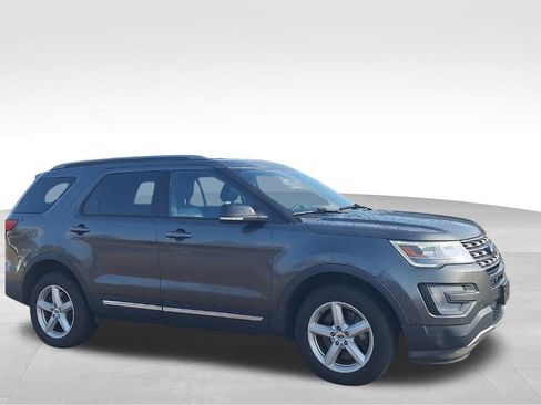 Used 2017 Ford Explorer XLT w/ Equipment Group 202A image 5