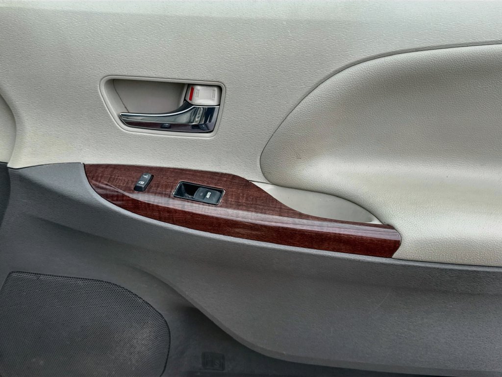 Used 2013 Toyota Sienna XLE FWD image 36