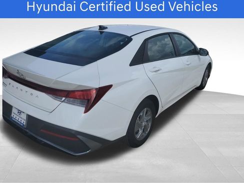 Used 2025 Hyundai Elantra SE image 3