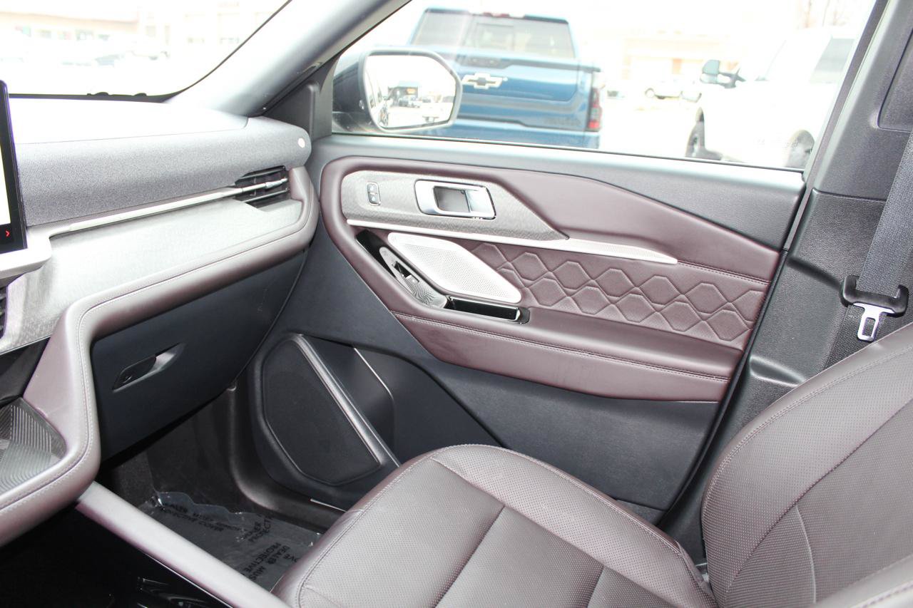 Used 2025 Ford Explorer Platinum w/ LUX Leather Package AWD/4WD image 60