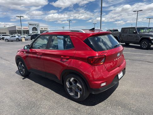 Used 2022 Hyundai Venue SEL FWD image 7