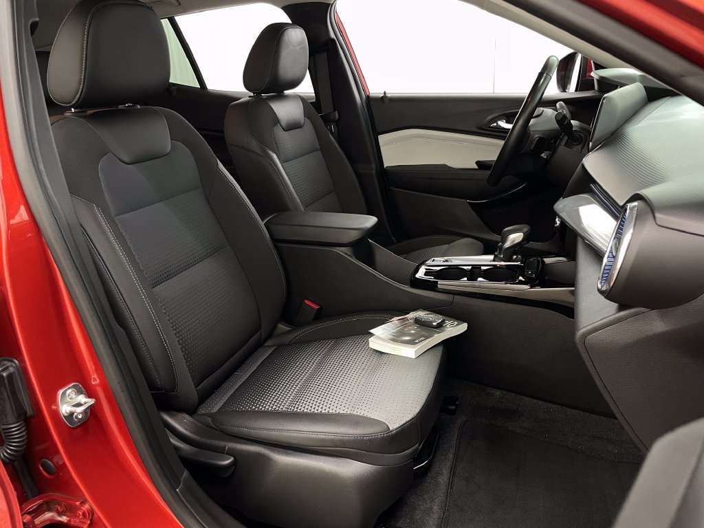 Certified 2024 Chevrolet Trax LT w/ Driver Confidence Package FWD image 38