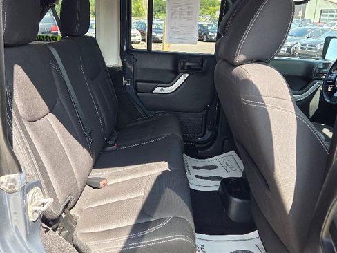 Used 2017 Jeep Wrangler Unlimited Sahara w/ Connectivity Group image 13