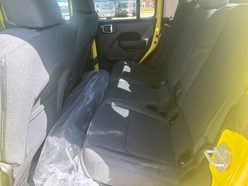Used 2024 Jeep Gladiator Sport AWD/4WD image 18