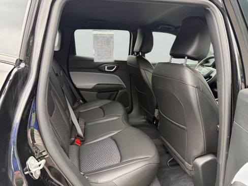 Used 2023 Jeep Compass Latitude w/ Convenience Group AWD/4WD image 12