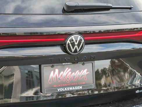 Used 2025 Volkswagen Tiguan SE R-Line AWD/4WD image 10