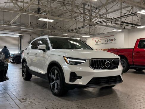 Used 2025 Volvo XC40 B5 Plus image 1