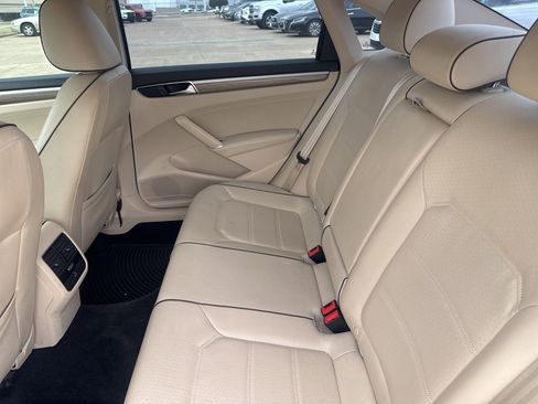 Used 2017 Volkswagen Passat 1.8T SE image 36