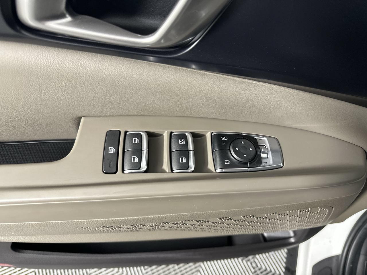 Certified 2026 Kia Carnival FWD image 3