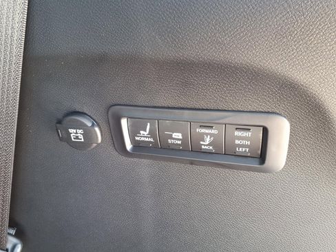 Used 2026 Chrysler Pacifica Pinnacle w/ Trailer Tow Group FWD image 32