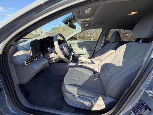 Used 2023 Hyundai Elantra SEL w/ Preferred Accessory Package image 10