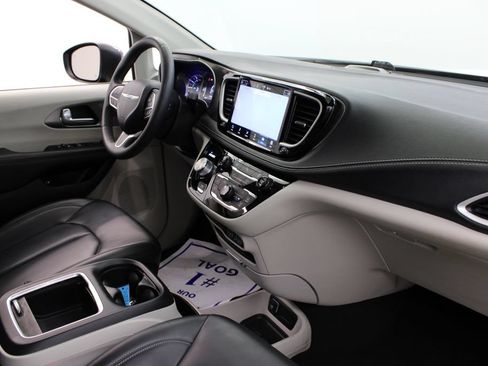 Used 2023 Chrysler Pacifica Touring-L FWD image 26